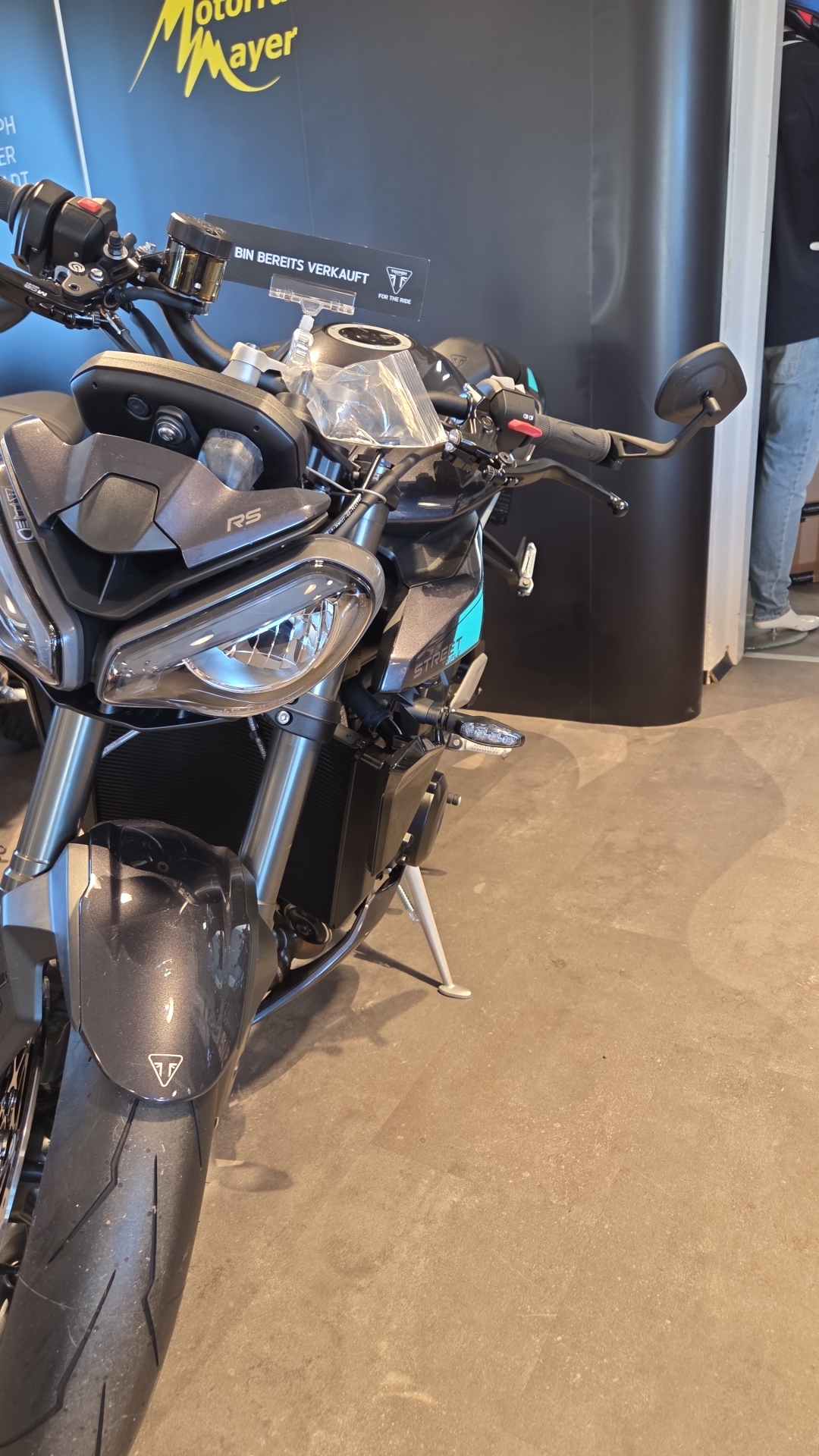 Frontalfoto des Motorrads im Parkhaus, Gegenlicht