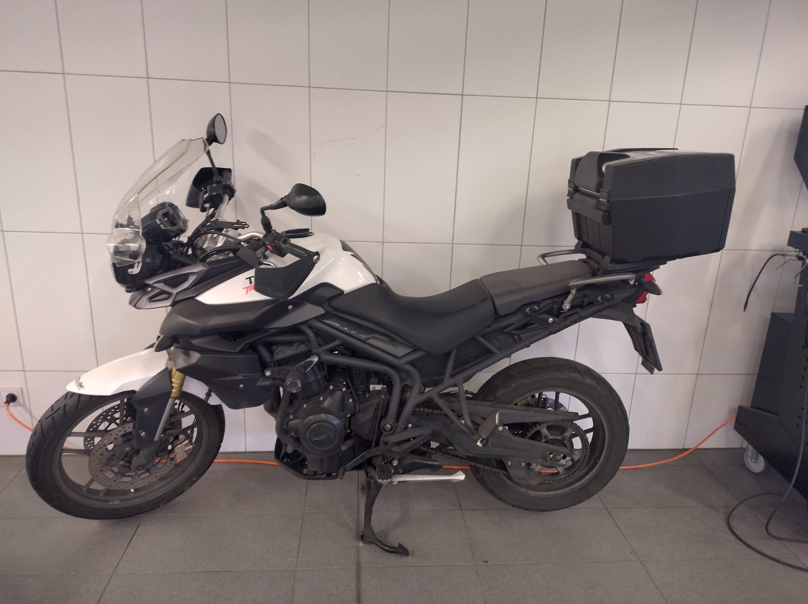 Original-Inseratfoto: weiße Triumph Tiger in der Seitenansicht